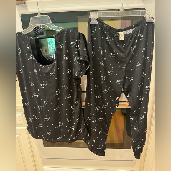 Jessica Simpson Black Floral 2 piece Capri PJ Lounge Set - Picture 8 of 9